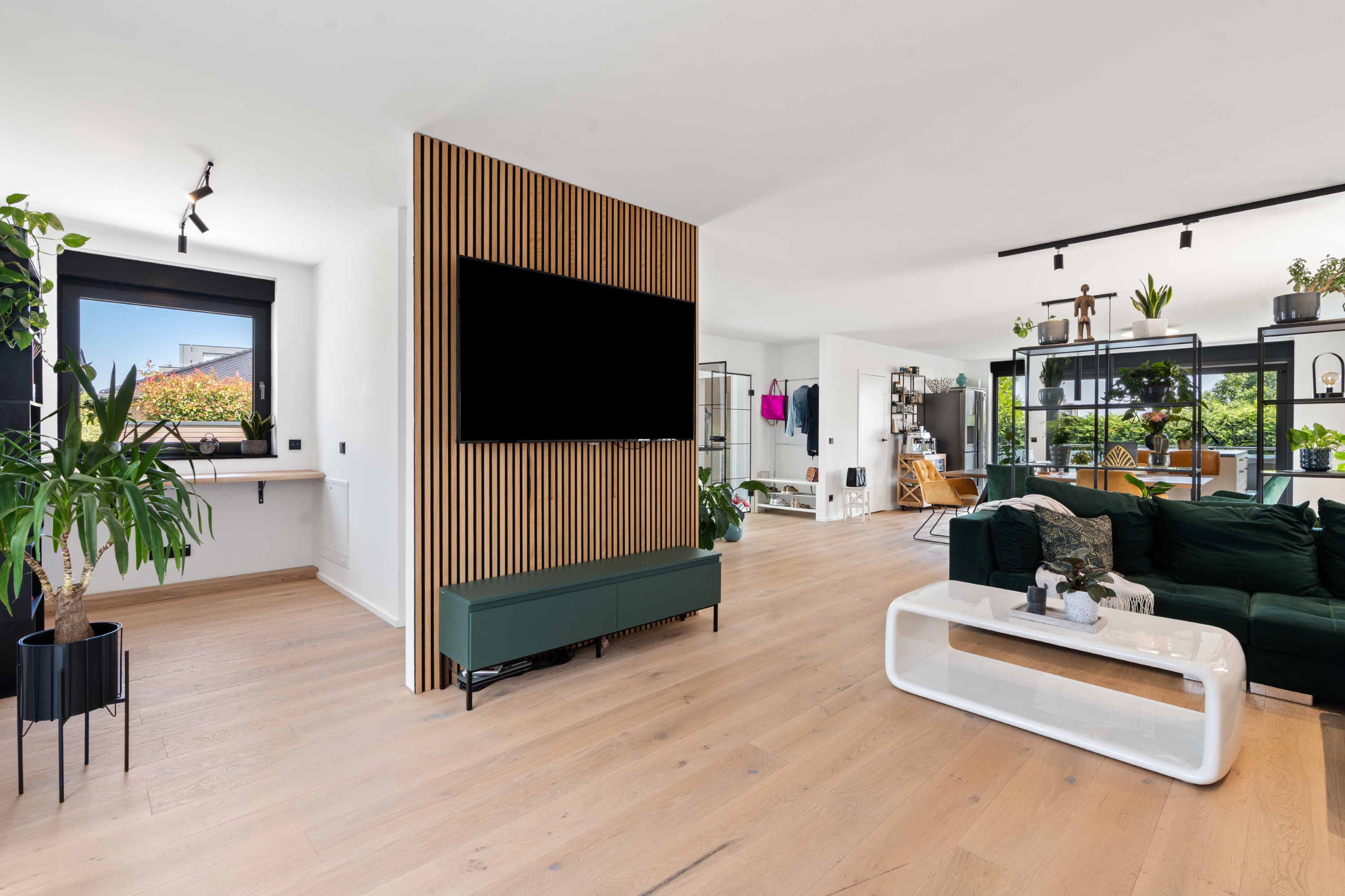Helle Eichen-Landhausdielen in einem modernen Wohnraum