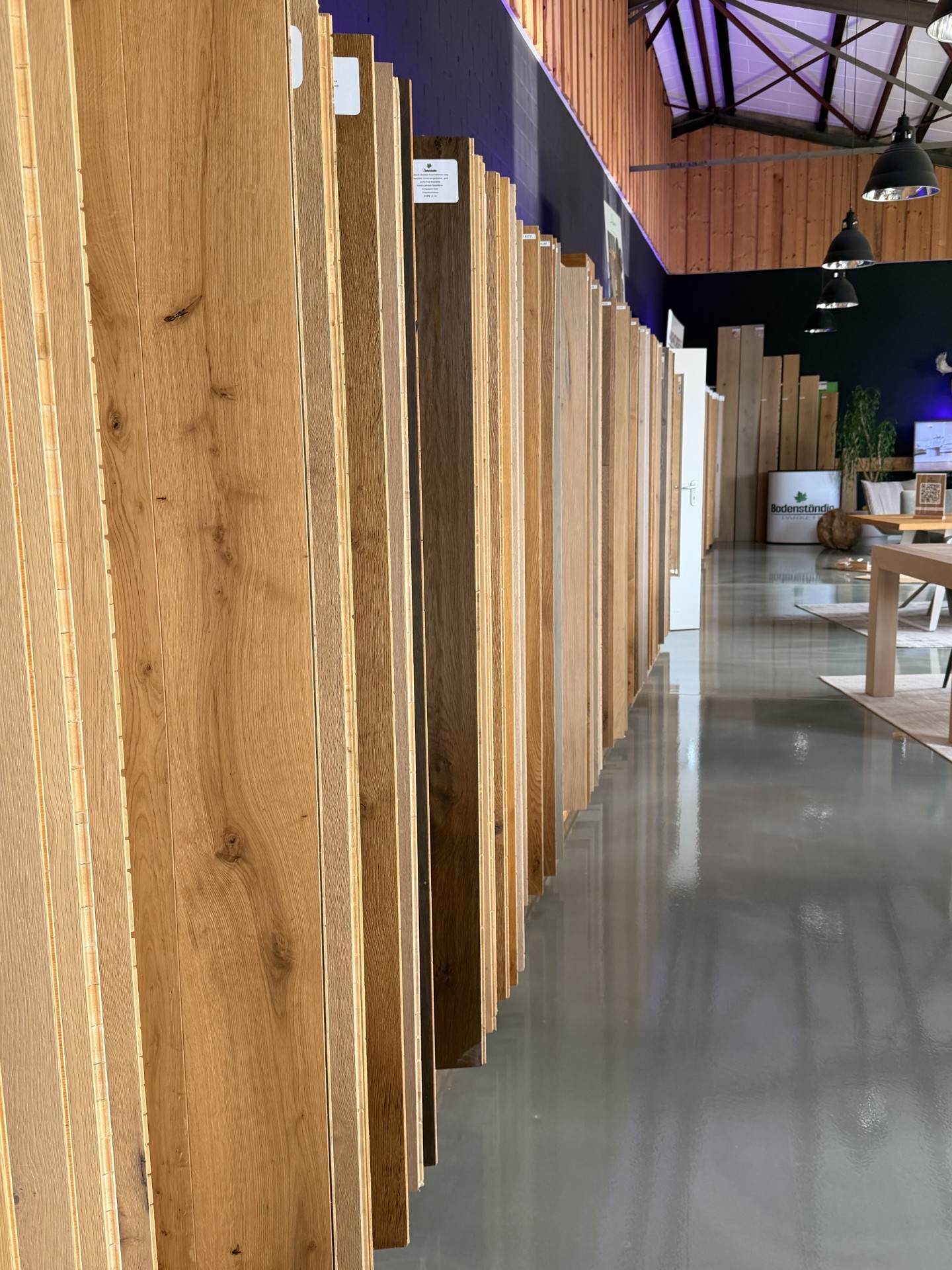 Unterschiedliche Holztöne und Eichenparkett-Muster im Showroom von Bodenständig