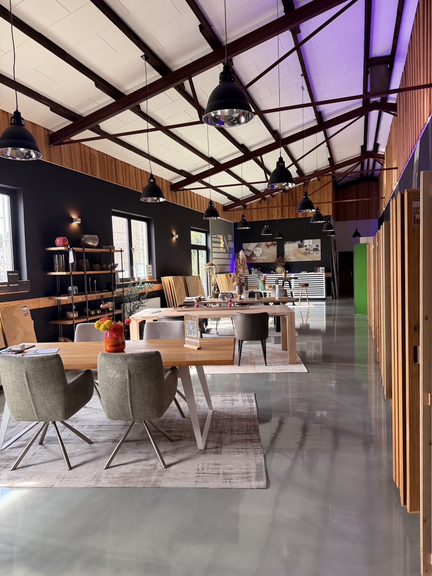 Showroom von Bodenständig Parkett in Köln mit Holzmuster-Ausstellung und Beratungstischen